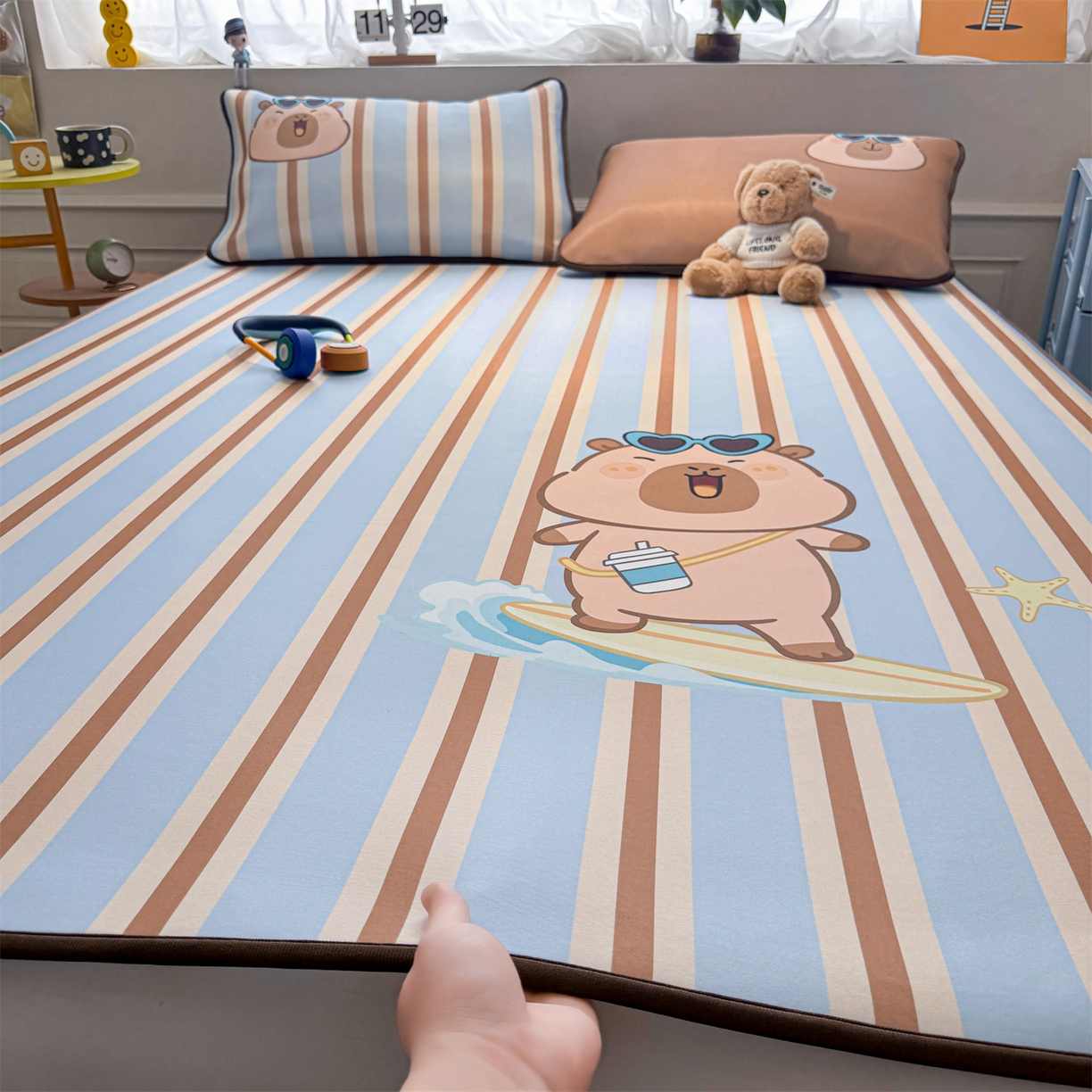 91家纺网 家纺一手货源 找家纺 雯豆家纺 【10A抗菌包检测】2026新款小冰皮卡通大版冰丝软席子凉席三件套凉感平铺款 小冰皮凉席-水豚冲浪记