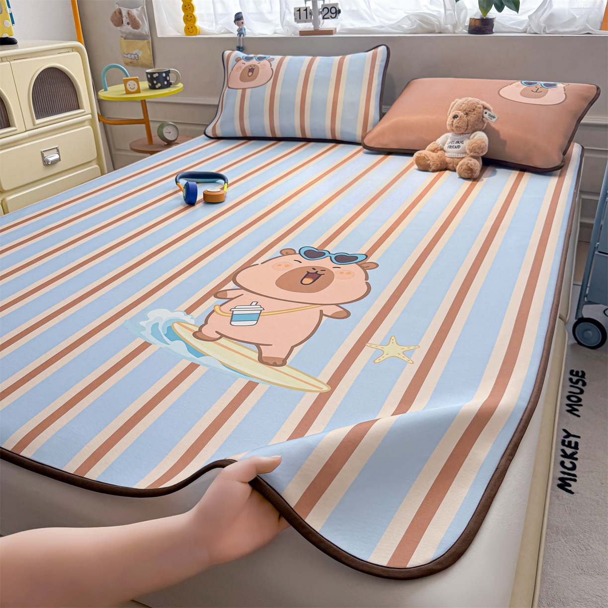 91家纺网 家纺一手货源 找家纺 雯豆家纺 【10A抗菌包检测】2026新款小冰皮卡通大版冰丝软席子凉席三件套凉感平铺款 小冰皮凉席-水豚冲浪记