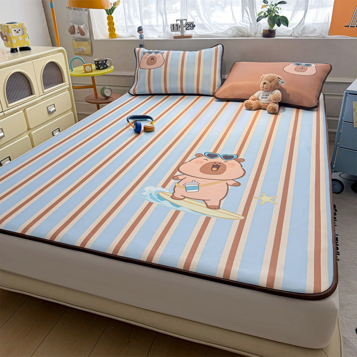 91家纺网 家纺一手货源 找家纺 雯豆家纺 【10A抗菌包检测】2026新款小冰皮卡通大版冰丝软席子凉席三件套凉感平铺款 小冰皮凉席-水豚冲浪记