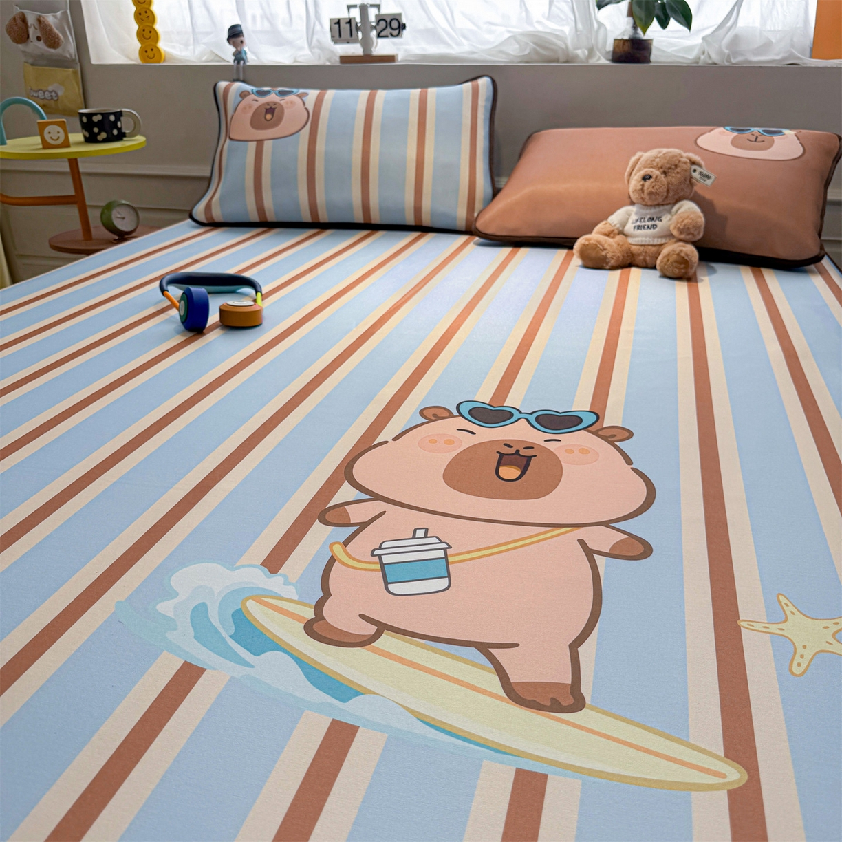 91家纺网 家纺一手货源 找家纺 雯豆家纺 【10A抗菌包检测】2026新款小冰皮卡通大版冰丝软席子凉席三件套凉感平铺款 小冰皮凉席-水豚冲浪记