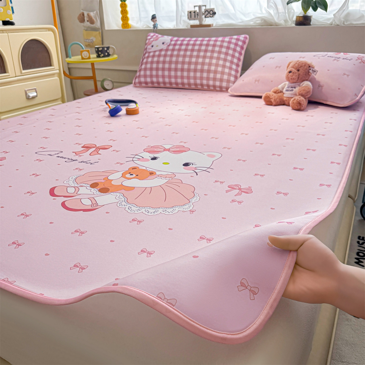 91家纺网 家纺一手货源 找家纺 雯豆家纺 【10A抗菌包检测】2026新款小冰皮卡通大版冰丝软席子凉席三件套凉感平铺款 小冰皮凉席-淑女猫