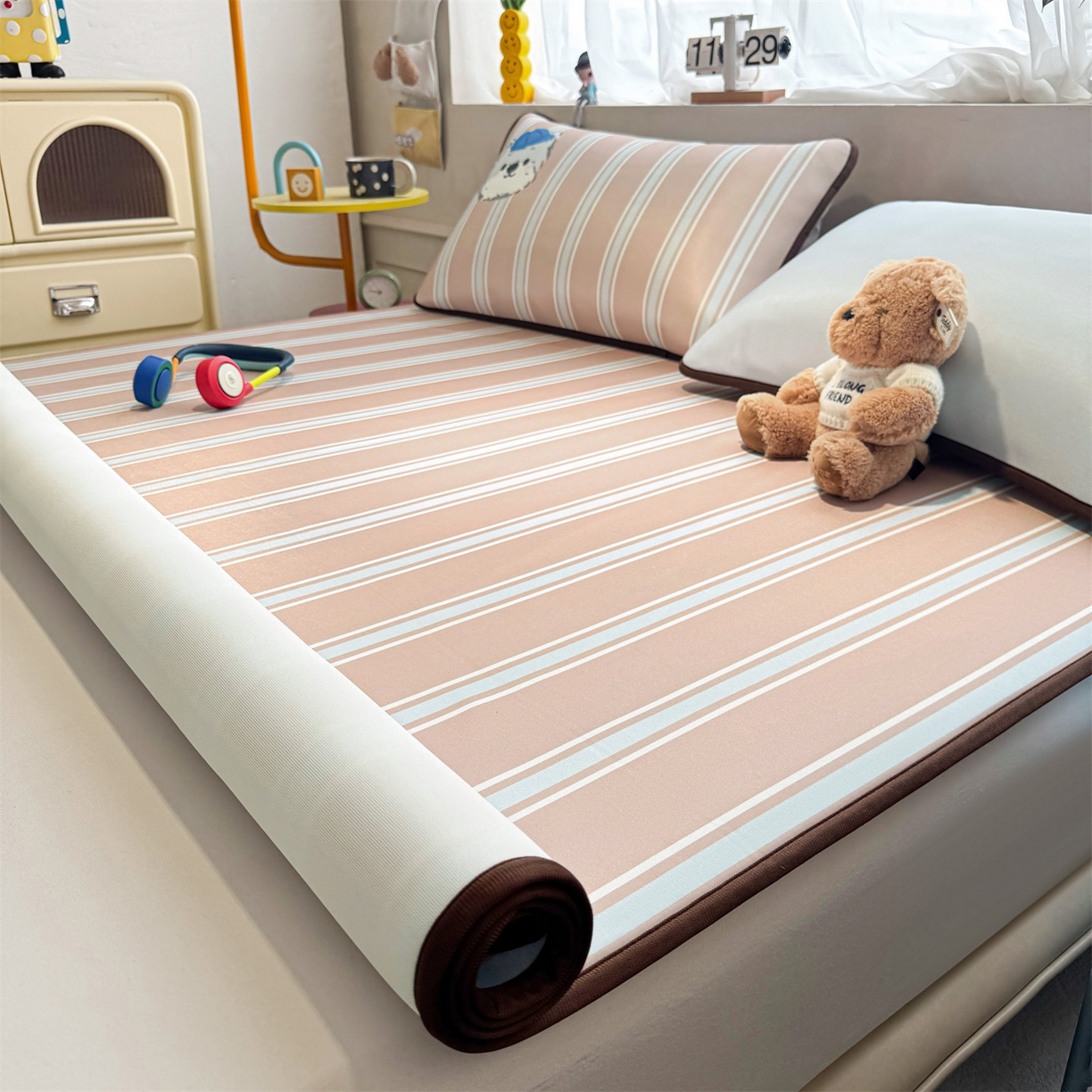 91家纺网 家纺一手货源 找家纺 雯豆家纺 【10A抗菌包检测】2026新款小冰皮卡通大版冰丝软席子凉席三件套凉感平铺款 小冰皮凉席-西高地