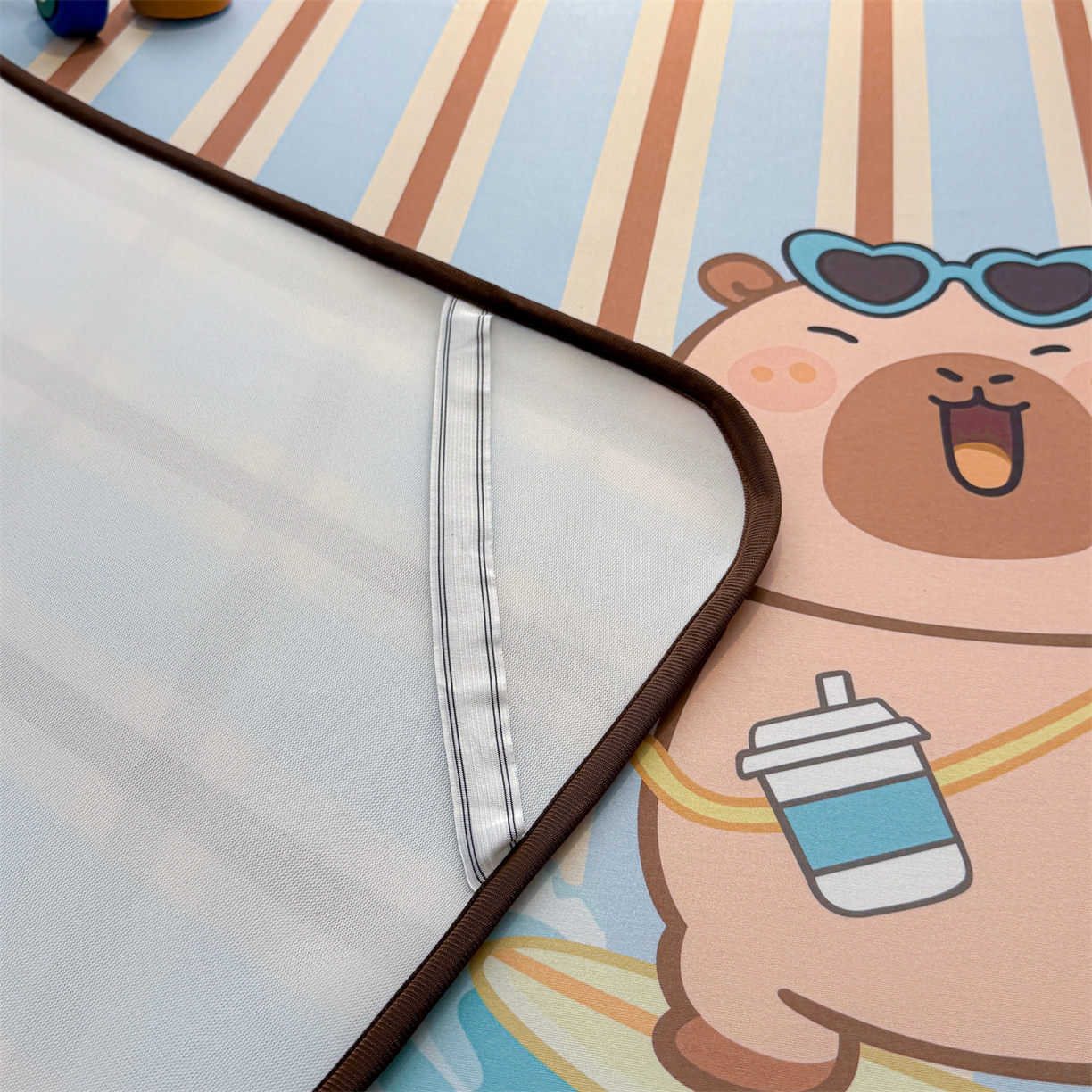 91家纺网 家纺一手货源 找家纺 雯豆家纺 【10A抗菌包检测】2026新款小冰皮卡通大版冰丝软席子凉席三件套凉感平铺款 小冰皮凉席-水豚冲浪记