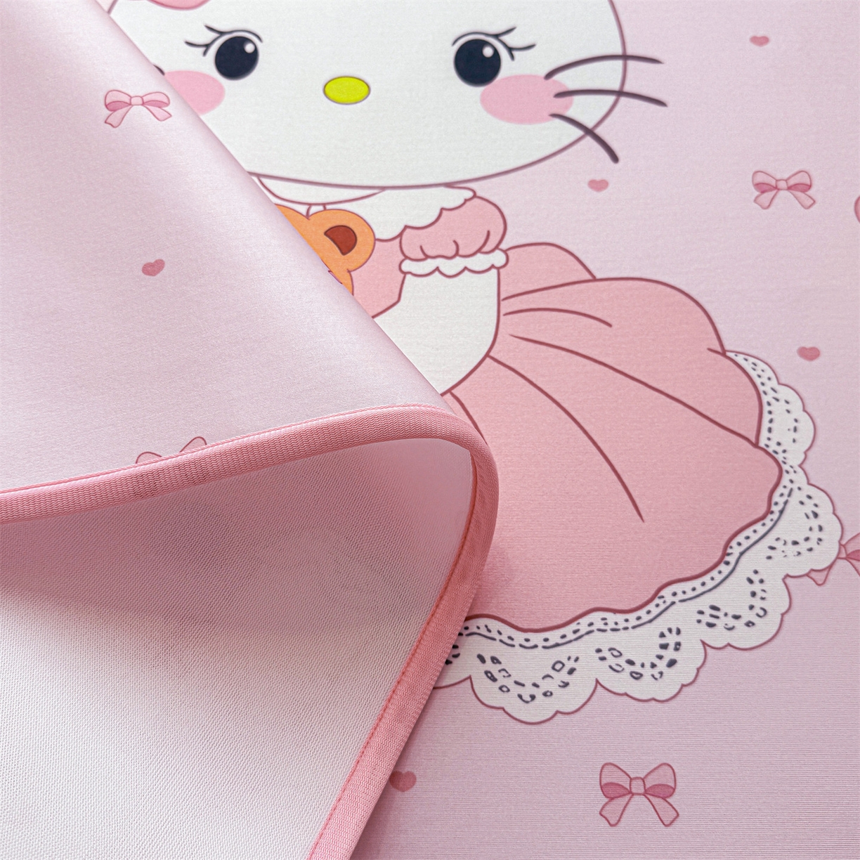 91家纺网 家纺一手货源 找家纺 雯豆家纺 【10A抗菌包检测】2026新款小冰皮卡通大版冰丝软席子凉席三件套凉感平铺款 小冰皮凉席-淑女猫