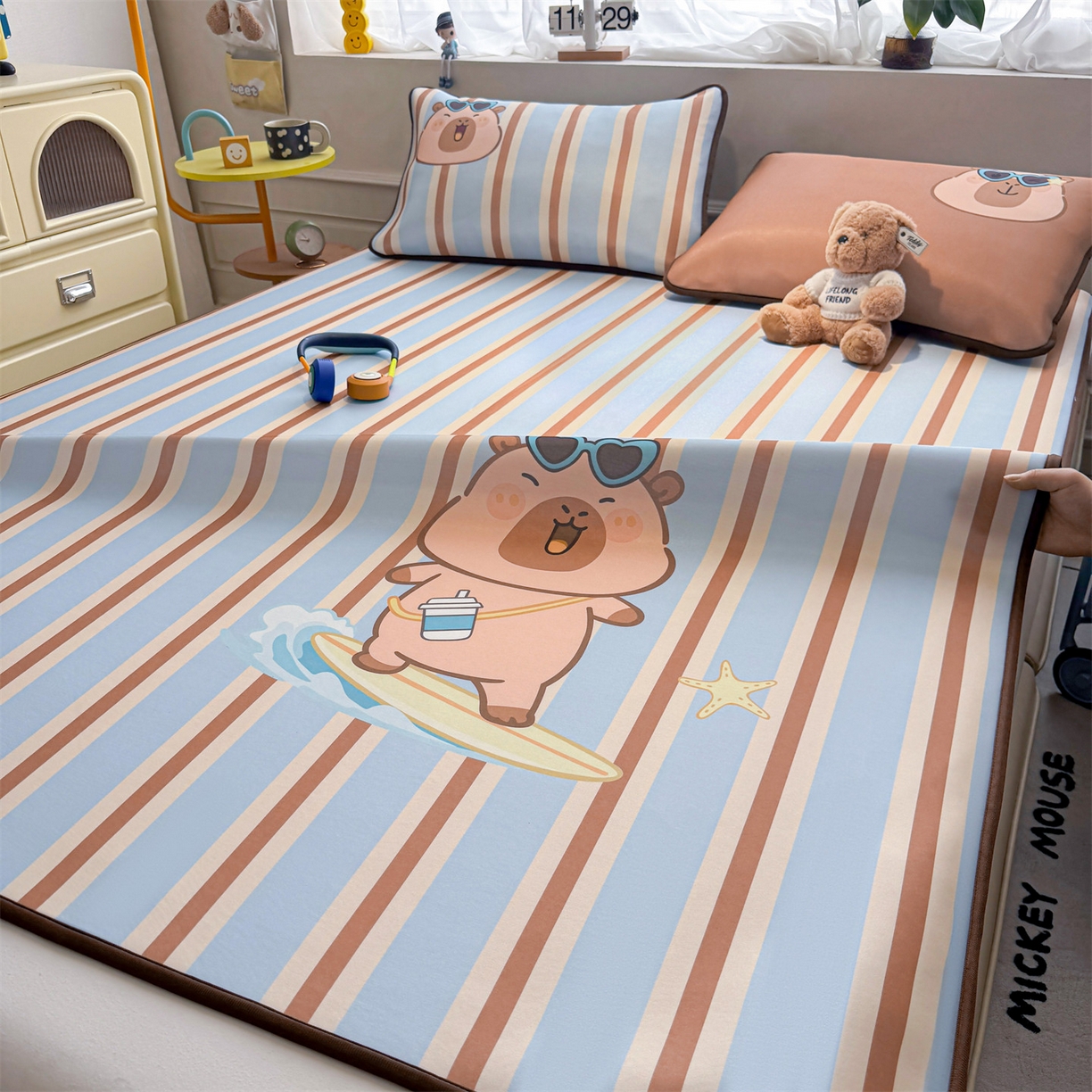 91家纺网 家纺一手货源 找家纺 雯豆家纺 【10A抗菌包检测】2026新款小冰皮卡通大版冰丝软席子凉席三件套凉感平铺款 小冰皮凉席-水豚冲浪记