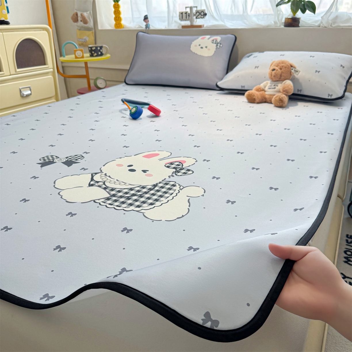 91家纺网 家纺一手货源 找家纺 雯豆家纺 【10A抗菌包检测】2026新款小冰皮卡通大版冰丝软席子凉席三件套凉感平铺款 小冰皮凉席-香香兔