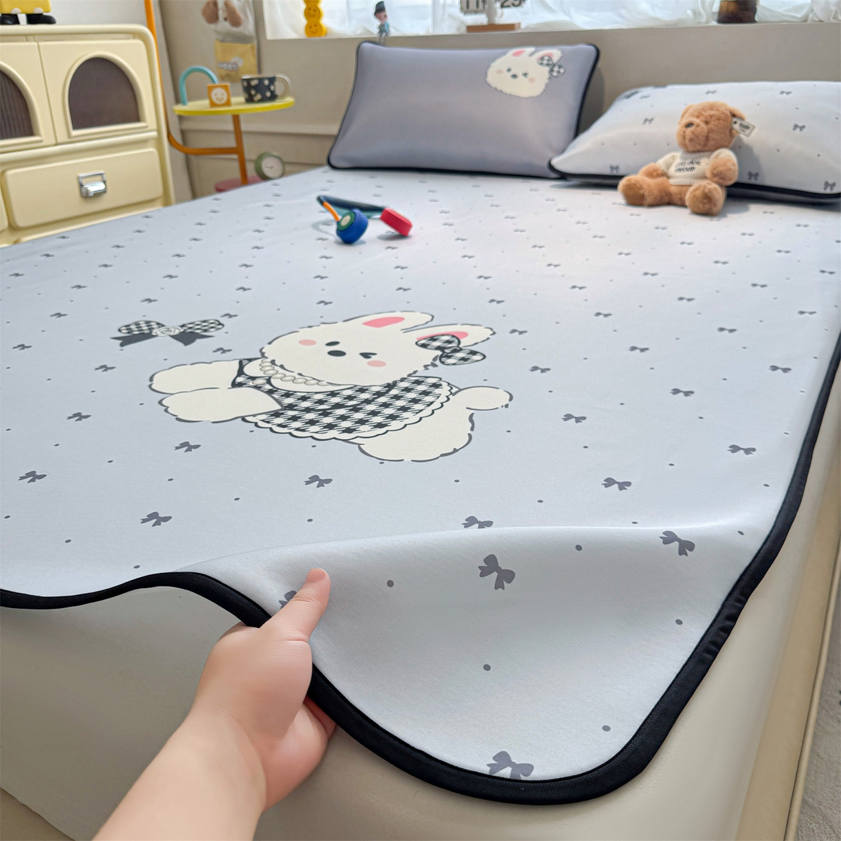 91家纺网 家纺一手货源 找家纺 雯豆家纺 【10A抗菌包检测】2026新款小冰皮卡通大版冰丝软席子凉席三件套凉感平铺款 小冰皮凉席-香香兔