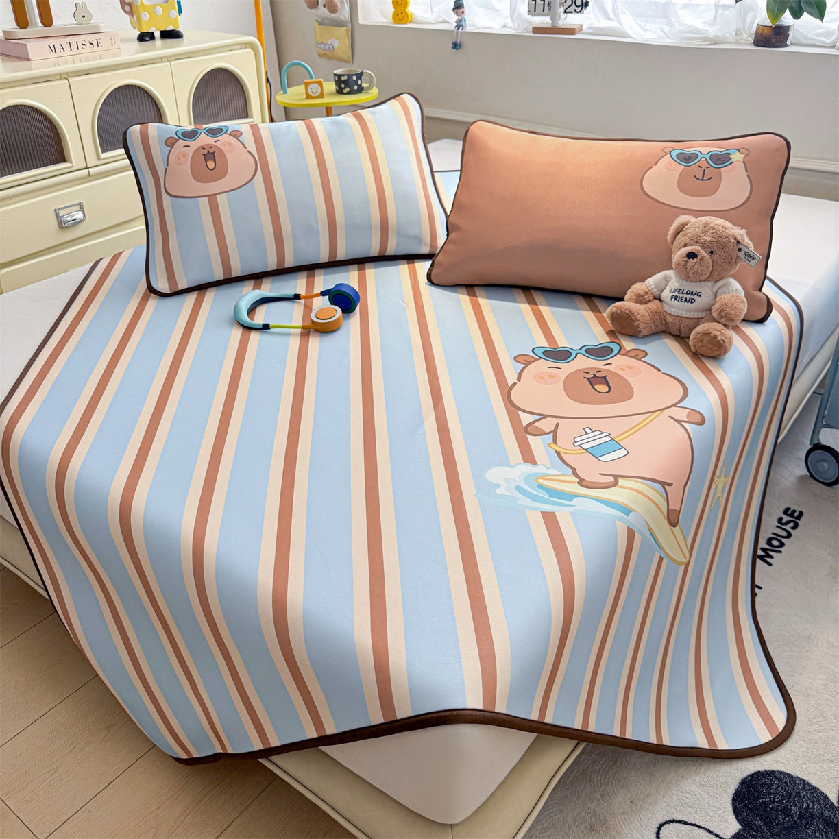 91家纺网 家纺一手货源 找家纺 雯豆家纺 【10A抗菌包检测】2026新款小冰皮卡通大版冰丝软席子凉席三件套凉感平铺款 小冰皮凉席-水豚冲浪记