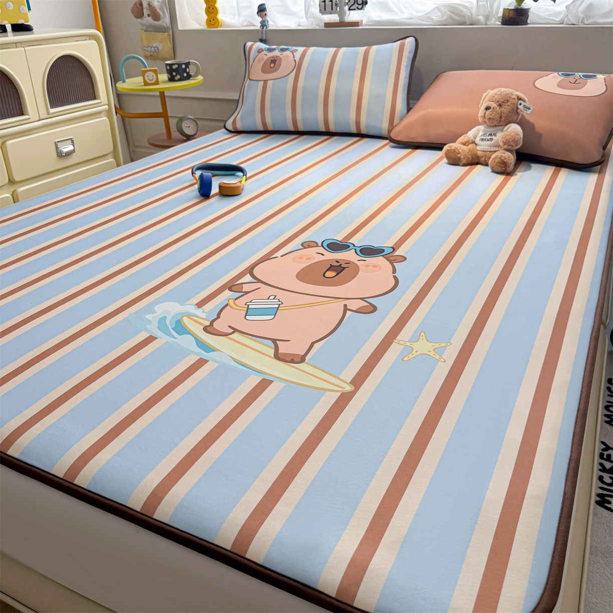 91家纺网 家纺一手货源 找家纺 雯豆家纺 【10A抗菌包检测】2026新款小冰皮卡通大版冰丝软席子凉席三件套凉感平铺款 小冰皮凉席-水豚冲浪记