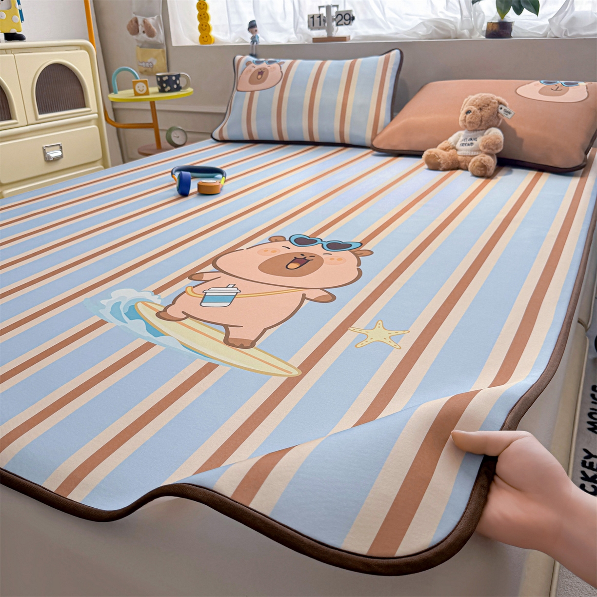 91家纺网 家纺一手货源 找家纺 雯豆家纺 【10A抗菌包检测】2026新款小冰皮卡通大版冰丝软席子凉席三件套凉感平铺款 小冰皮凉席-水豚冲浪记