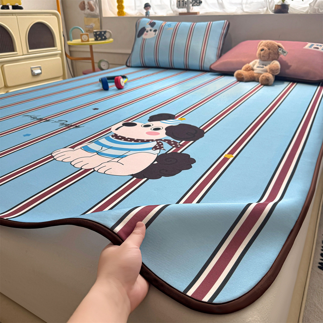 91家纺网 家纺一手货源 找家纺 雯豆家纺 【10A抗菌包检测】2026新款小冰皮卡通大版冰丝软席子凉席三件套凉感平铺款 小冰皮凉席-布鲁斯