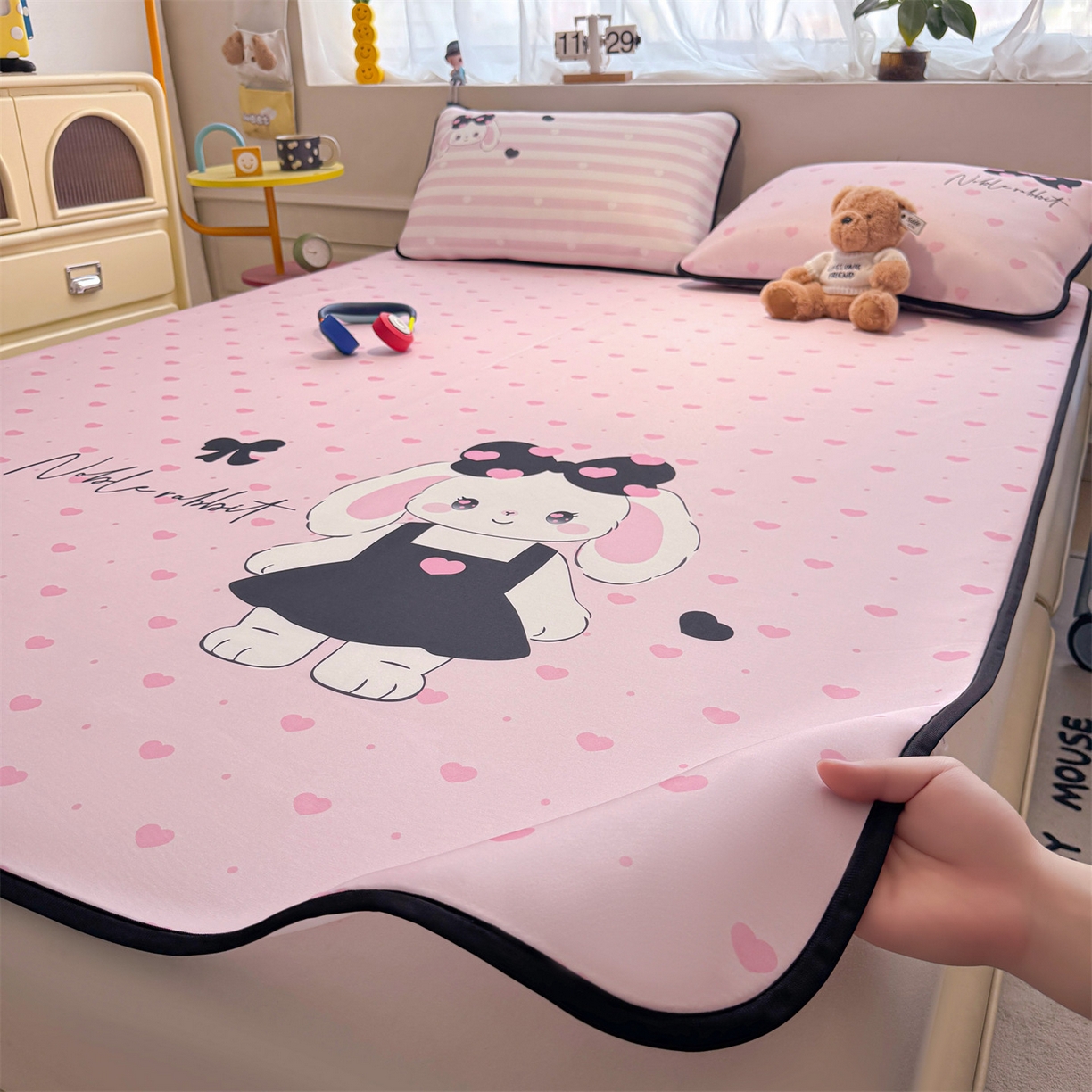 91家纺网 家纺一手货源 找家纺 雯豆家纺 【10A抗菌包检测】2026新款小冰皮卡通大版冰丝软席子凉席三件套凉感平铺款 小冰皮凉席-安妮兔