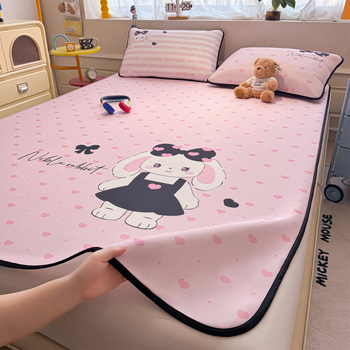 91家纺网 家纺一手货源 找家纺 雯豆家纺 【10A抗菌包检测】2026新款小冰皮卡通大版冰丝软席子凉席三件套凉感平铺款 小冰皮凉席-安妮兔