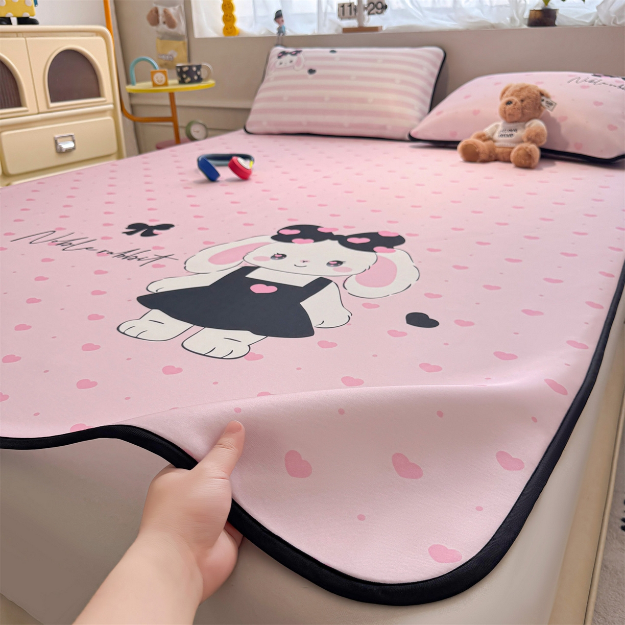 91家纺网 家纺一手货源 找家纺 雯豆家纺 【10A抗菌包检测】2026新款小冰皮卡通大版冰丝软席子凉席三件套凉感平铺款 小冰皮凉席-安妮兔