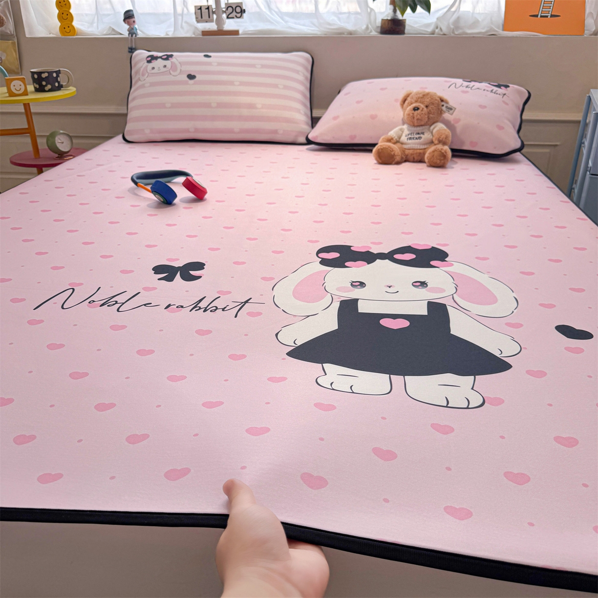 91家纺网 家纺一手货源 找家纺 雯豆家纺 【10A抗菌包检测】2026新款小冰皮卡通大版冰丝软席子凉席三件套凉感平铺款 小冰皮凉席-安妮兔