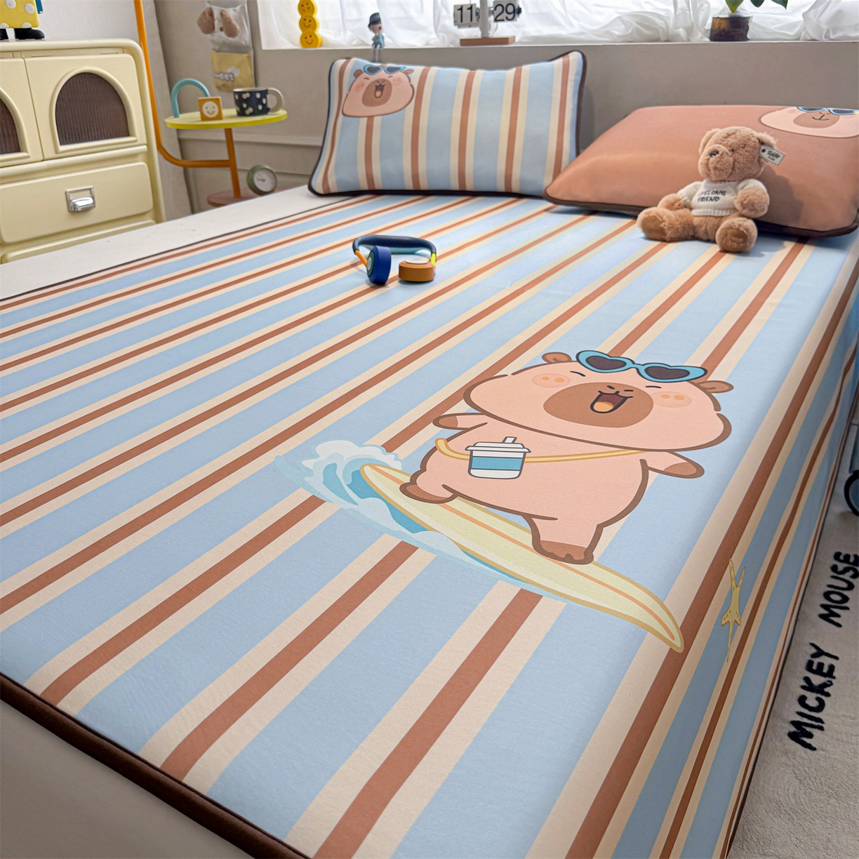 91家纺网 家纺一手货源 找家纺 雯豆家纺 【10A抗菌包检测】2026新款小冰皮卡通大版冰丝软席子凉席三件套凉感平铺款 小冰皮凉席-水豚冲浪记