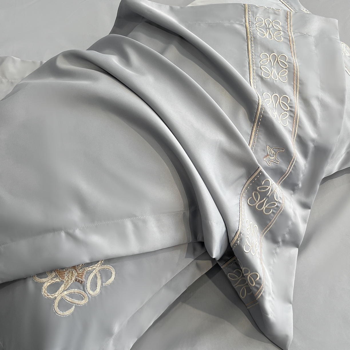 91家纺网 家纺一手货源 找家纺 （总）金牛座家纺 2026新款细斜纹丝质重工刺绣四件套-嘉佰