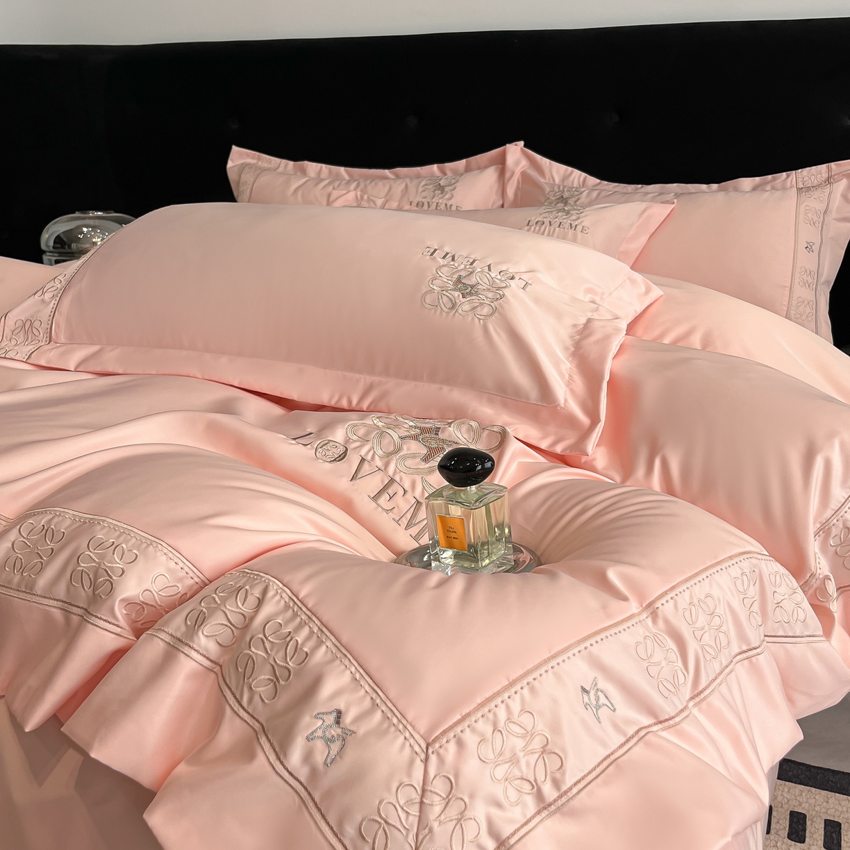 91家纺网 家纺一手货源 找家纺 金牛座家纺 2026新款细斜纹丝质重工刺绣四件套-嘉佰 嘉佰-浅粉