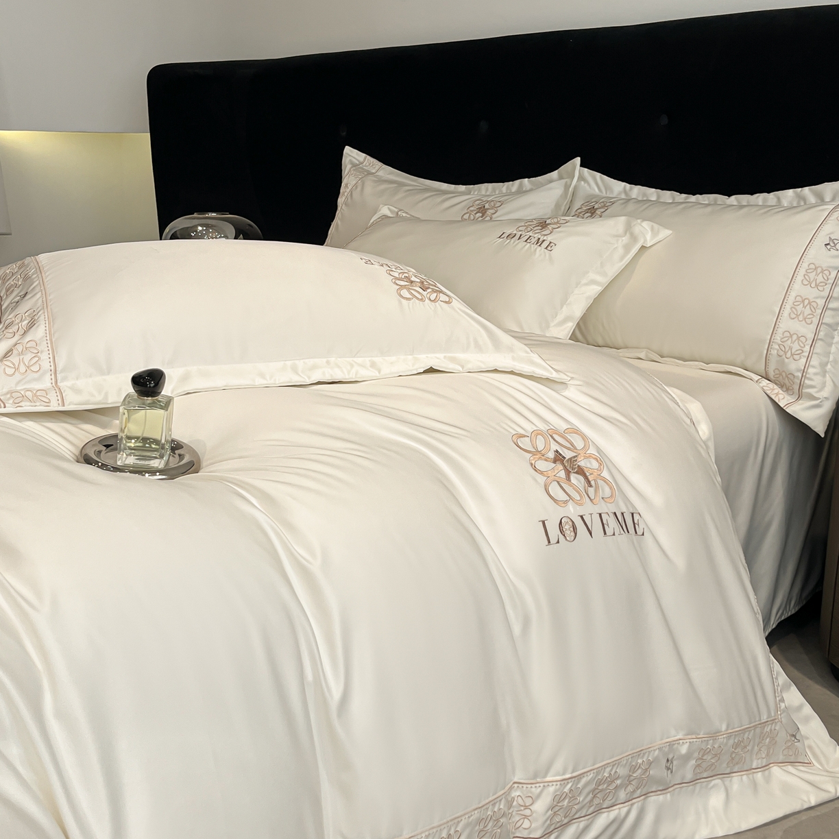 91家纺网 家纺一手货源 找家纺 金牛座家纺 2026新款细斜纹丝质重工刺绣四件套-嘉佰 嘉佰-奶白