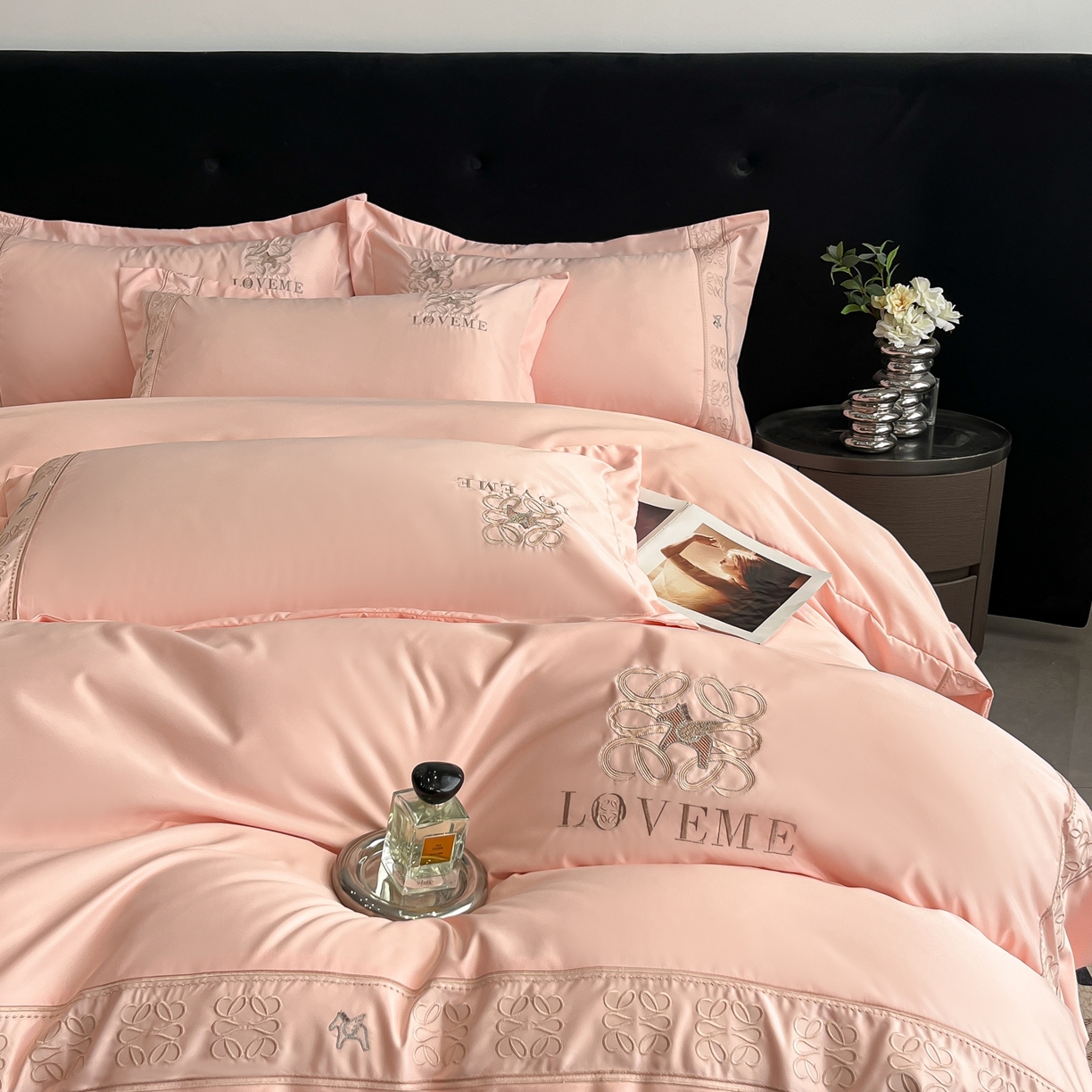 91家纺网 家纺一手货源 找家纺 金牛座家纺 2026新款细斜纹丝质重工刺绣四件套-嘉佰 嘉佰-浅粉