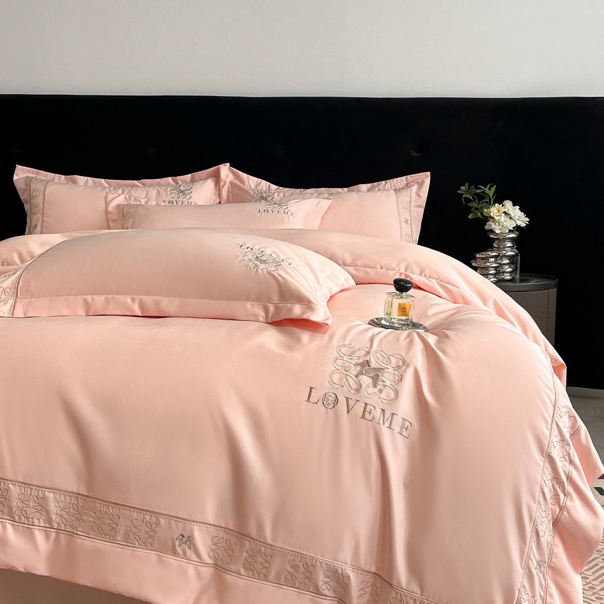 91家纺网 家纺一手货源 找家纺 金牛座家纺 2026新款细斜纹丝质重工刺绣四件套-嘉佰 嘉佰-浅粉