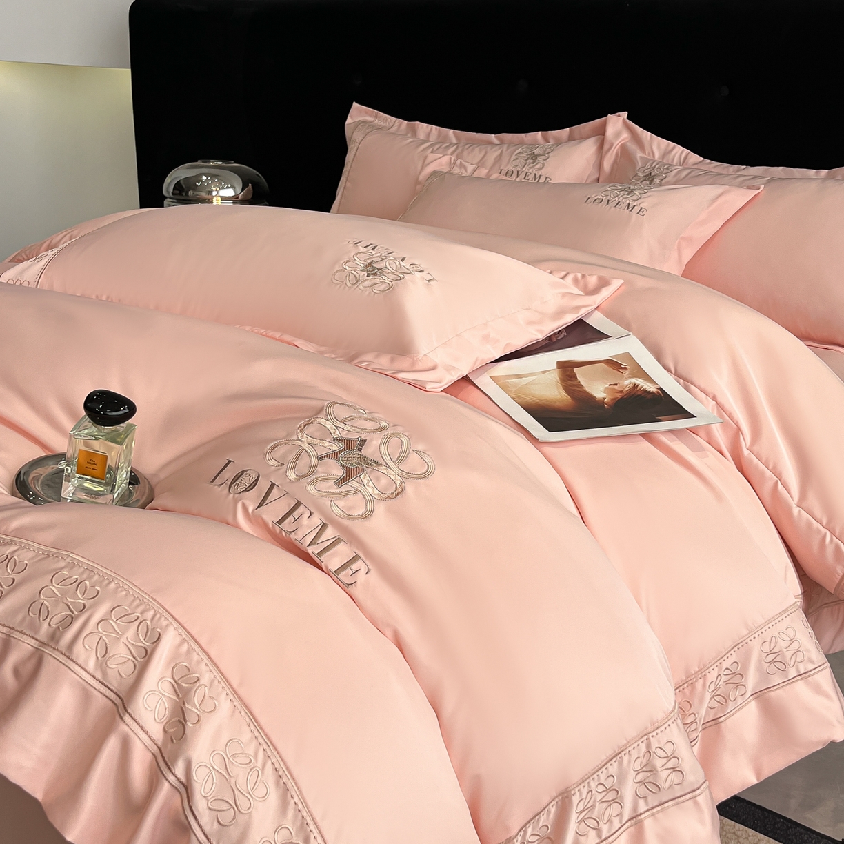 91家纺网 家纺一手货源 找家纺 金牛座家纺 2026新款细斜纹丝质重工刺绣四件套-嘉佰 嘉佰-浅粉