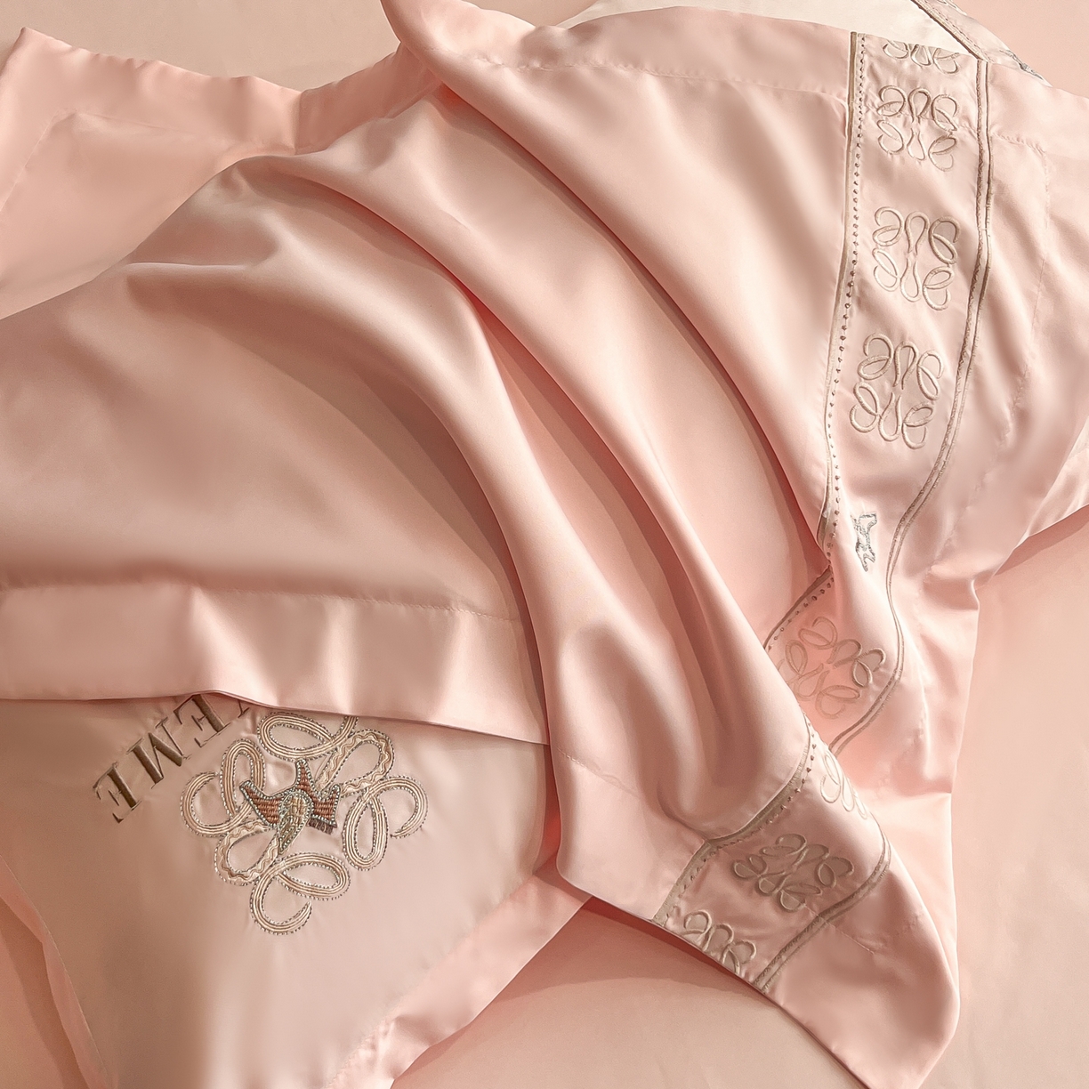 91家纺网 家纺一手货源 找家纺 金牛座家纺 2026新款细斜纹丝质重工刺绣四件套-嘉佰 嘉佰-浅粉