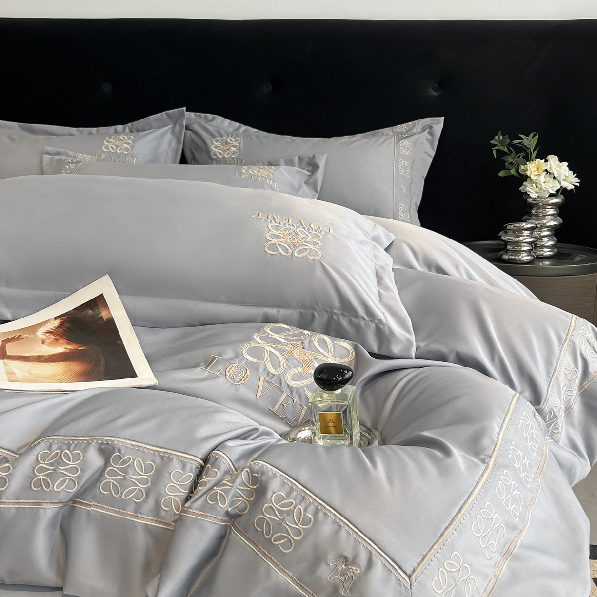 91家纺网 家纺一手货源 找家纺 金牛座家纺 2026新款细斜纹丝质重工刺绣四件套-嘉佰 嘉佰-灰