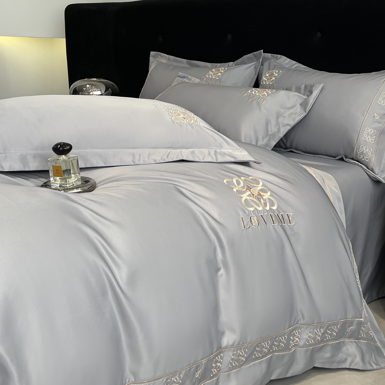 91家纺网 家纺一手货源 找家纺 金牛座家纺 2026新款细斜纹丝质重工刺绣四件套-嘉佰 嘉佰-灰