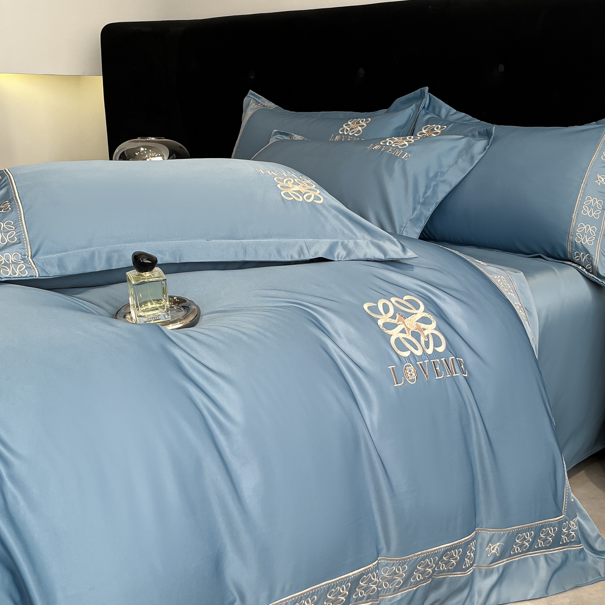 91家纺网 家纺一手货源 找家纺 金牛座家纺 2026新款细斜纹丝质重工刺绣四件套-嘉佰 嘉佰-精致蓝