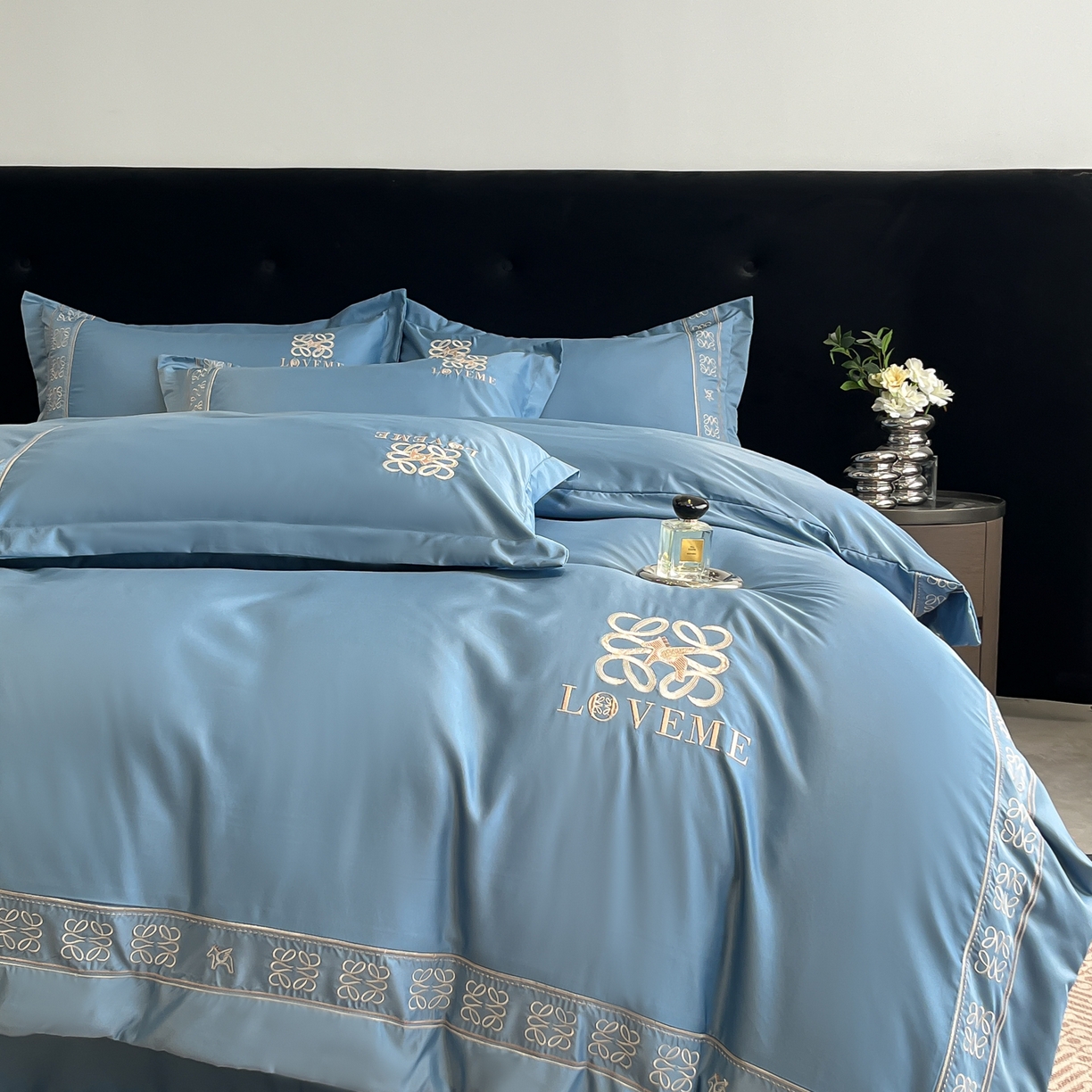 91家纺网 家纺一手货源 找家纺 金牛座家纺 2026新款细斜纹丝质重工刺绣四件套-嘉佰 嘉佰-精致蓝