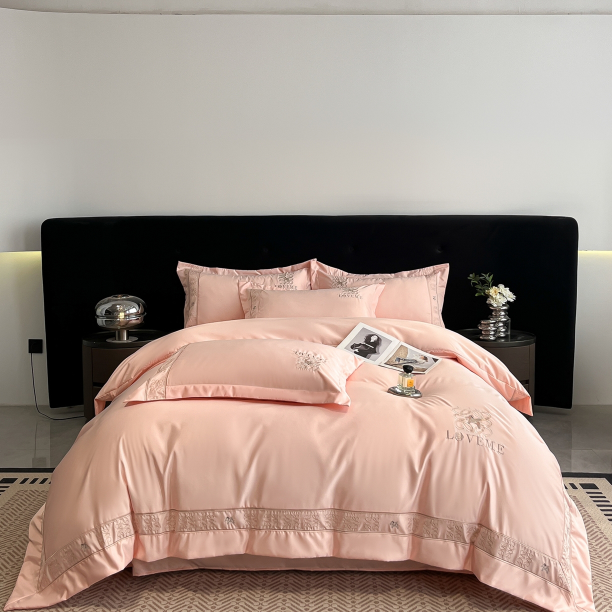 91家纺网 家纺一手货源 找家纺 金牛座家纺 2026新款细斜纹丝质重工刺绣四件套-嘉佰 嘉佰-浅粉