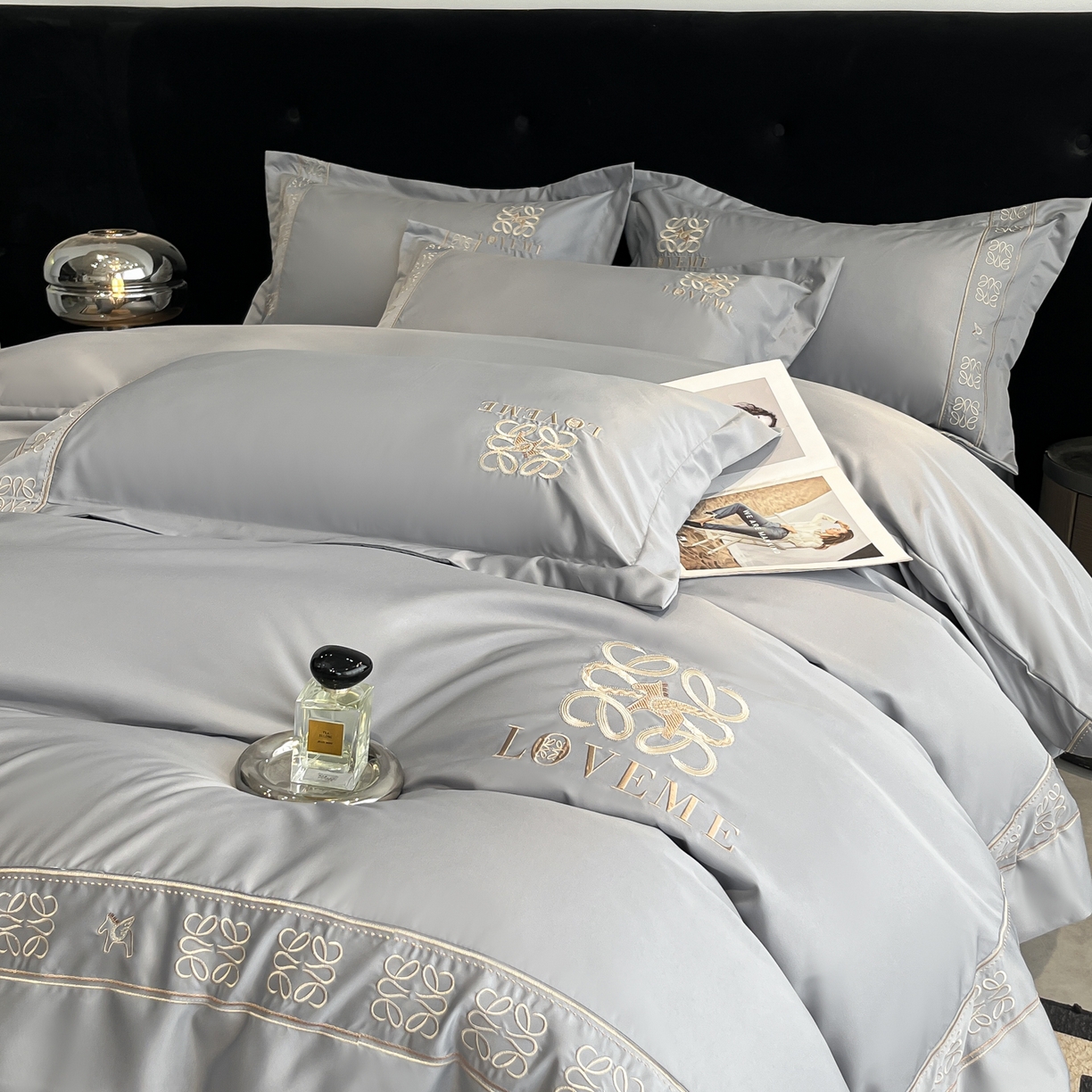 91家纺网 家纺一手货源 找家纺 金牛座家纺 2026新款细斜纹丝质重工刺绣四件套-嘉佰 嘉佰-灰