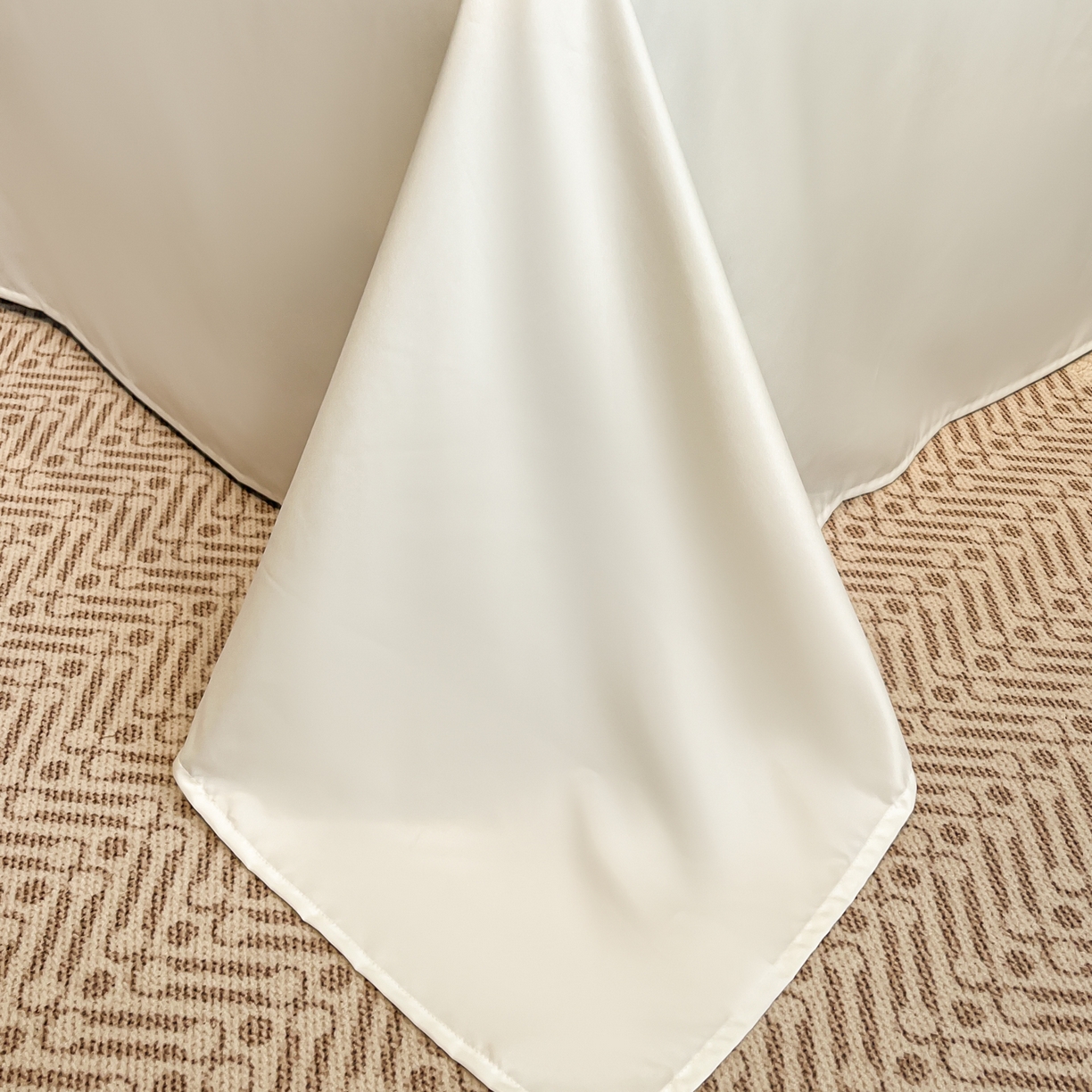 91家纺网 家纺一手货源 找家纺 金牛座家纺 2026新款细斜纹丝质重工刺绣四件套-嘉佰 嘉佰-奶白