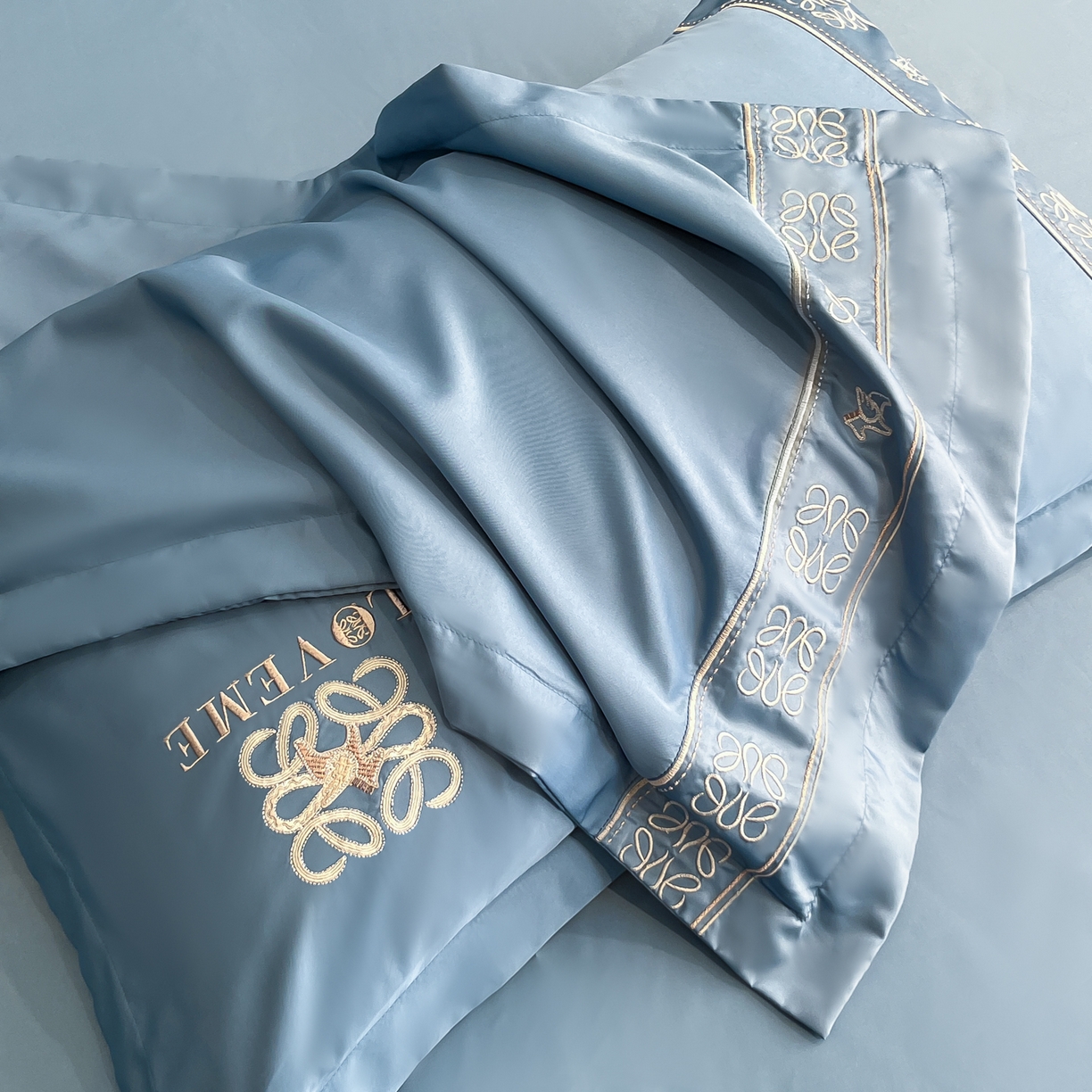 91家纺网 家纺一手货源 找家纺 金牛座家纺 2026新款细斜纹丝质重工刺绣四件套-嘉佰 嘉佰-精致蓝