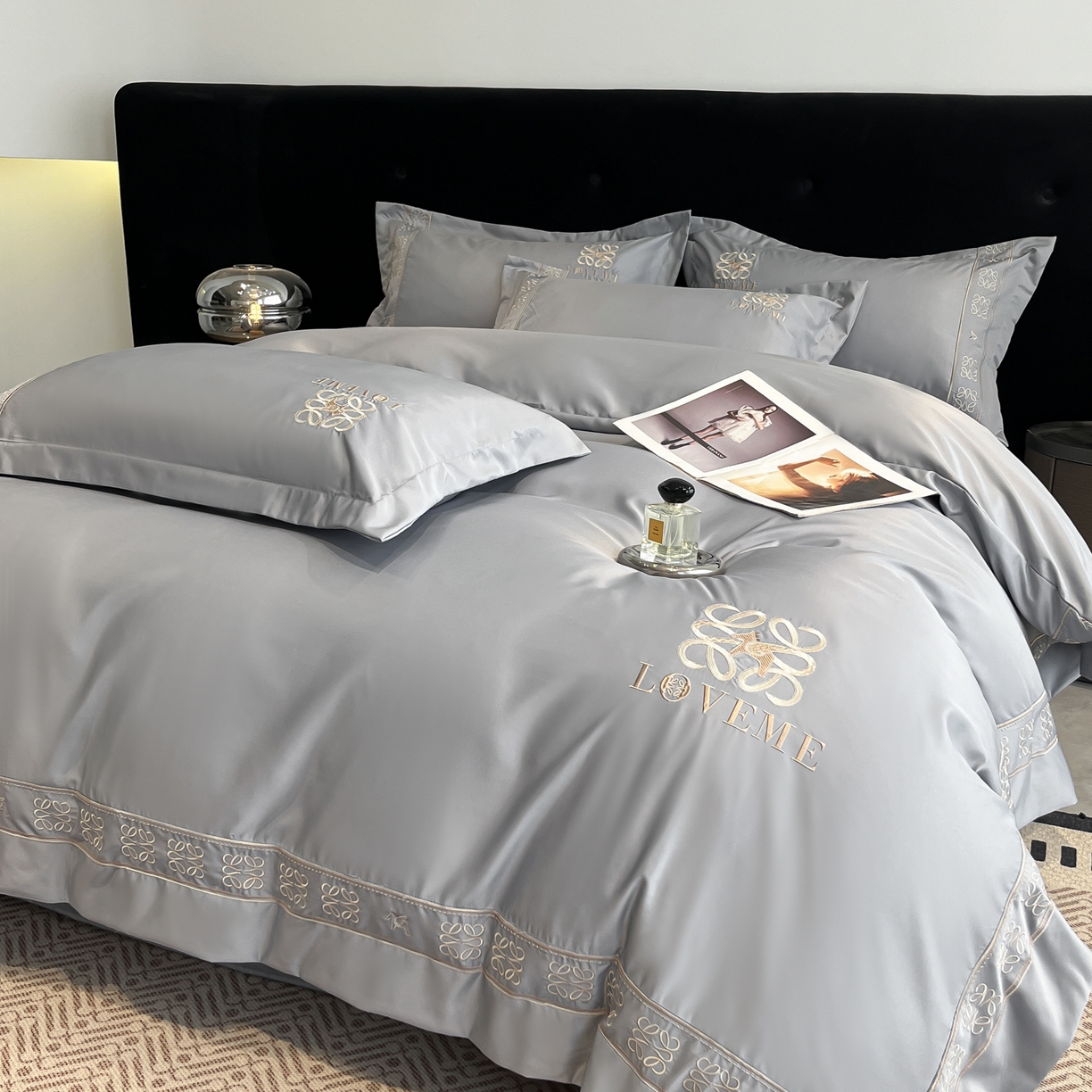 91家纺网 家纺一手货源 找家纺 金牛座家纺 2026新款细斜纹丝质重工刺绣四件套-嘉佰 嘉佰-灰