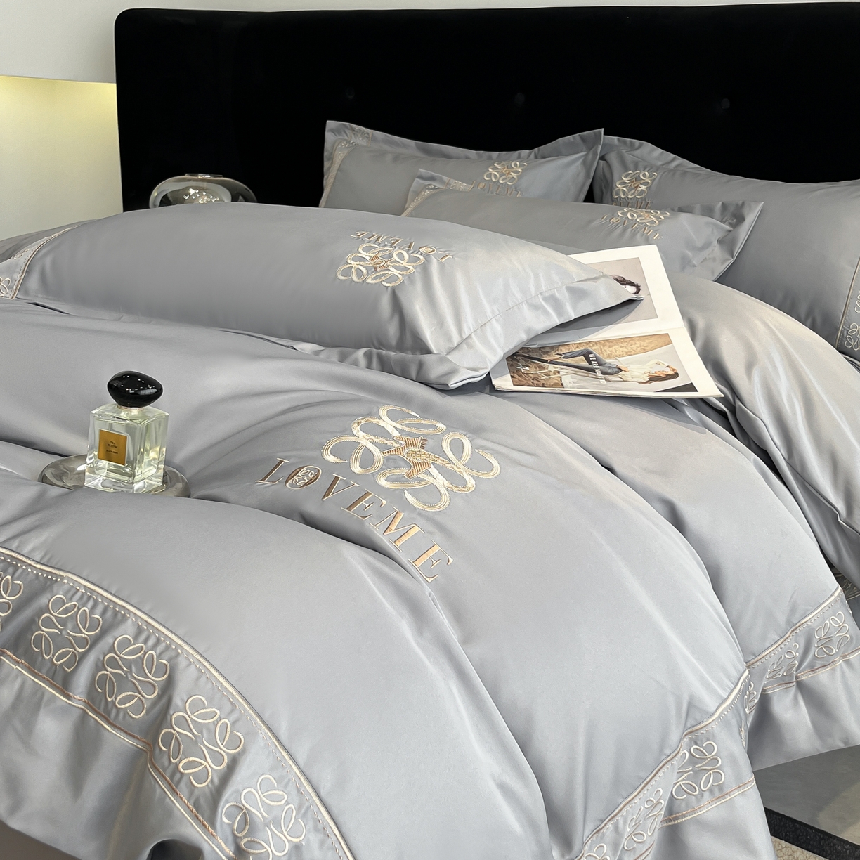 91家纺网 家纺一手货源 找家纺 金牛座家纺 2026新款细斜纹丝质重工刺绣四件套-嘉佰 嘉佰-灰