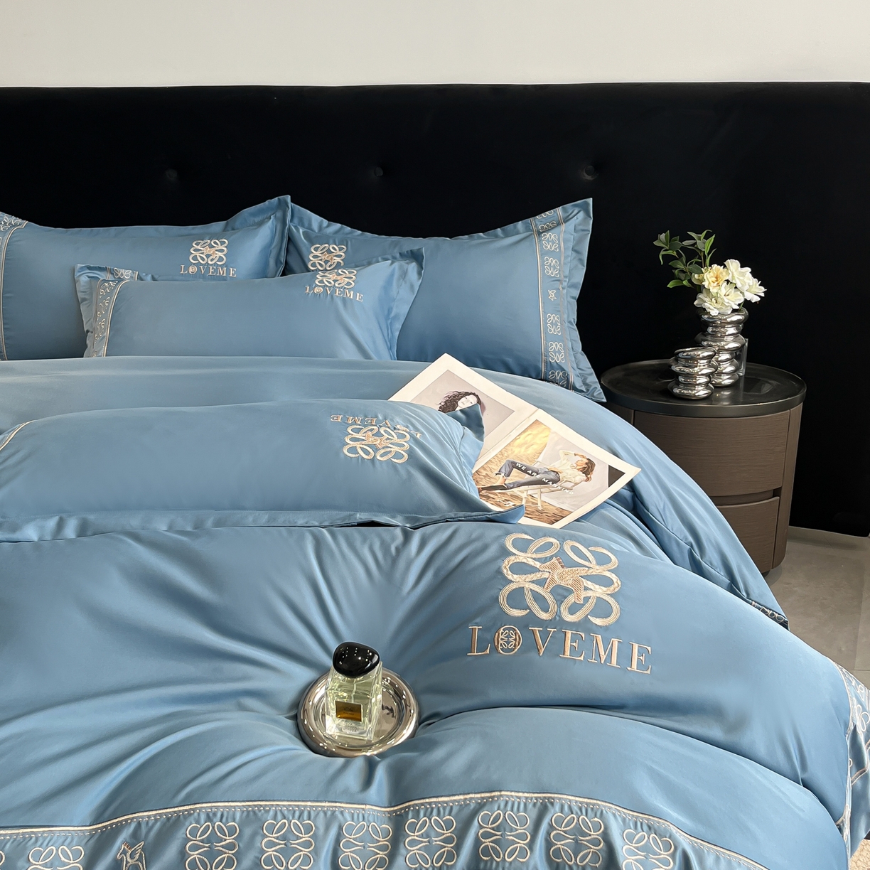 91家纺网 家纺一手货源 找家纺 金牛座家纺 2026新款细斜纹丝质重工刺绣四件套-嘉佰 嘉佰-精致蓝