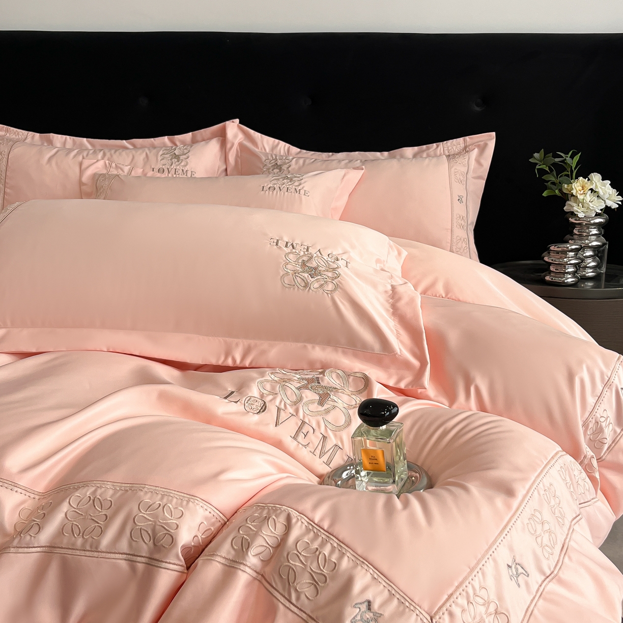 91家纺网 家纺一手货源 找家纺 金牛座家纺 2026新款细斜纹丝质重工刺绣四件套-嘉佰 嘉佰-浅粉