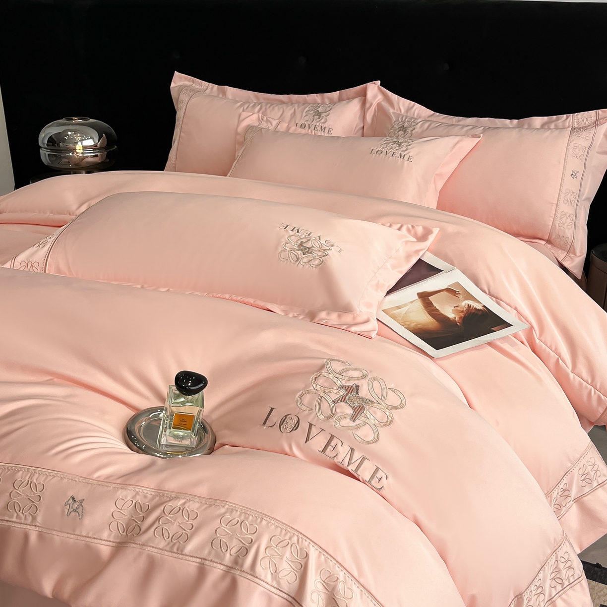 91家纺网 家纺一手货源 找家纺 金牛座家纺 2026新款细斜纹丝质重工刺绣四件套-嘉佰 嘉佰-浅粉