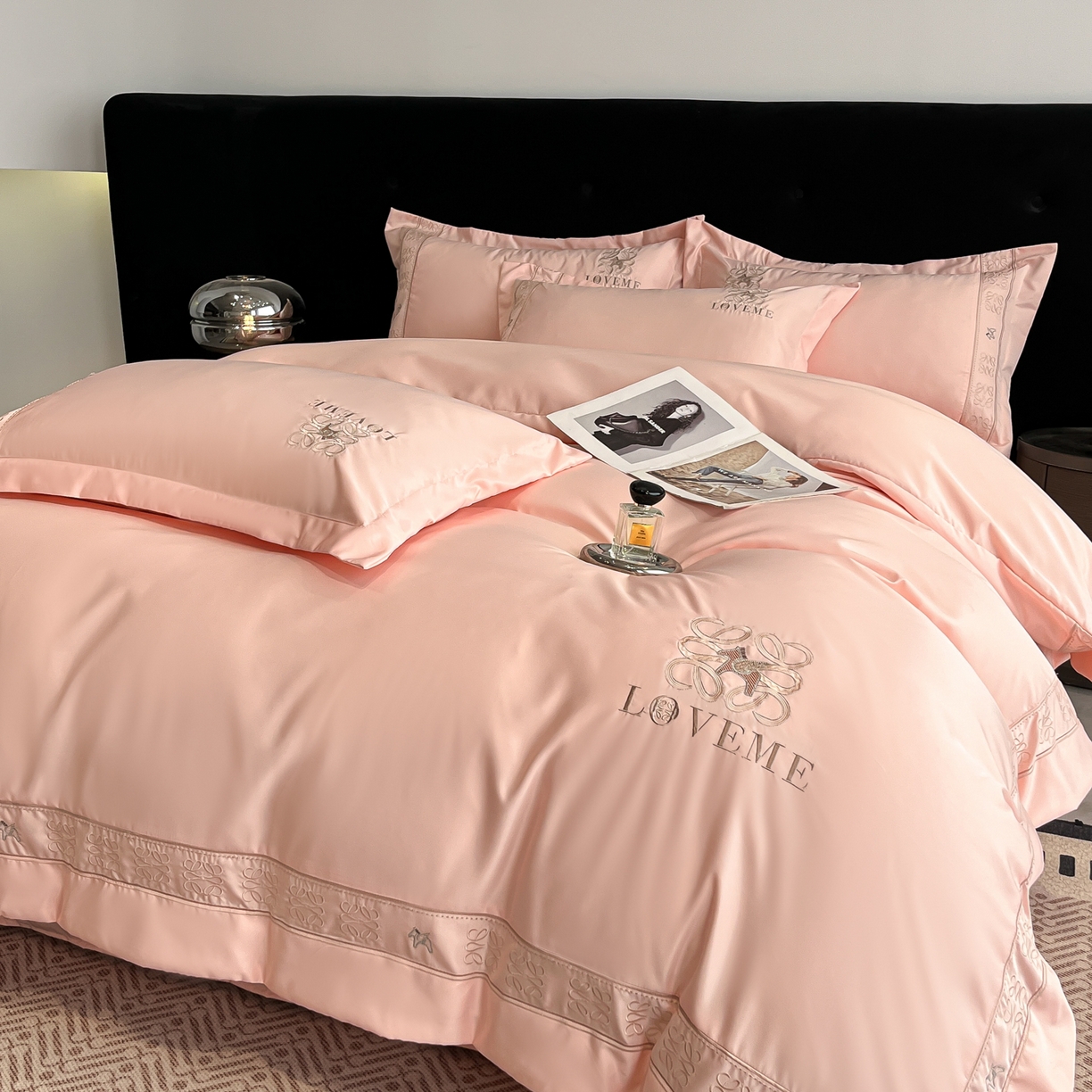 91家纺网 家纺一手货源 找家纺 金牛座家纺 2026新款细斜纹丝质重工刺绣四件套-嘉佰 嘉佰-浅粉