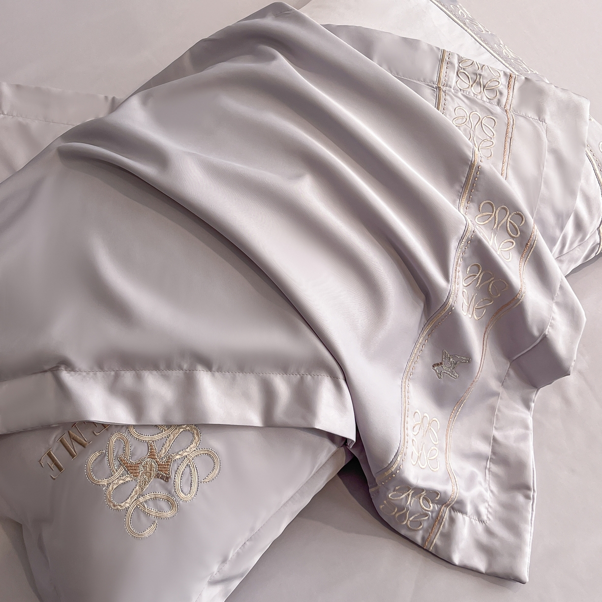 91家纺网 家纺一手货源 找家纺 金牛座家纺 2026新款细斜纹丝质重工刺绣四件套-嘉佰 嘉佰-浅紫