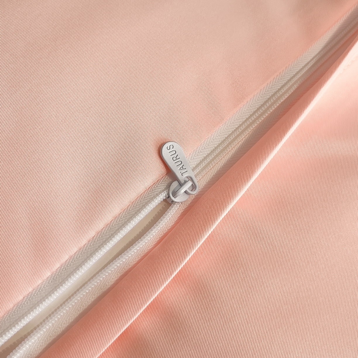 91家纺网 家纺一手货源 找家纺 金牛座家纺 2026新款细斜纹丝质重工刺绣四件套-嘉佰 嘉佰-浅粉