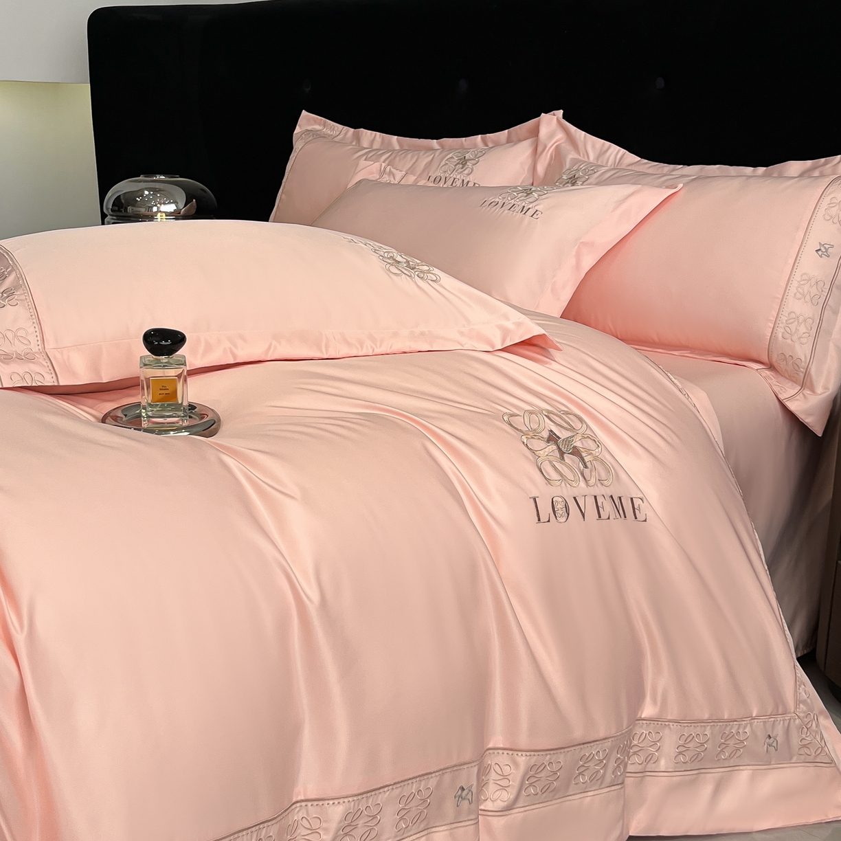 91家纺网 家纺一手货源 找家纺 金牛座家纺 2026新款细斜纹丝质重工刺绣四件套-嘉佰 嘉佰-浅粉