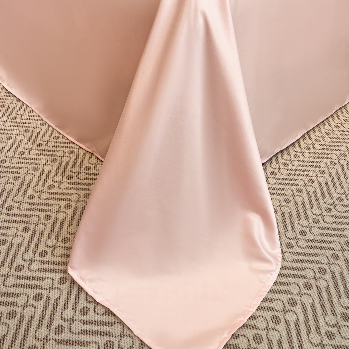 91家纺网 家纺一手货源 找家纺 金牛座家纺 2026新款细斜纹丝质重工刺绣四件套-嘉佰 嘉佰-浅粉