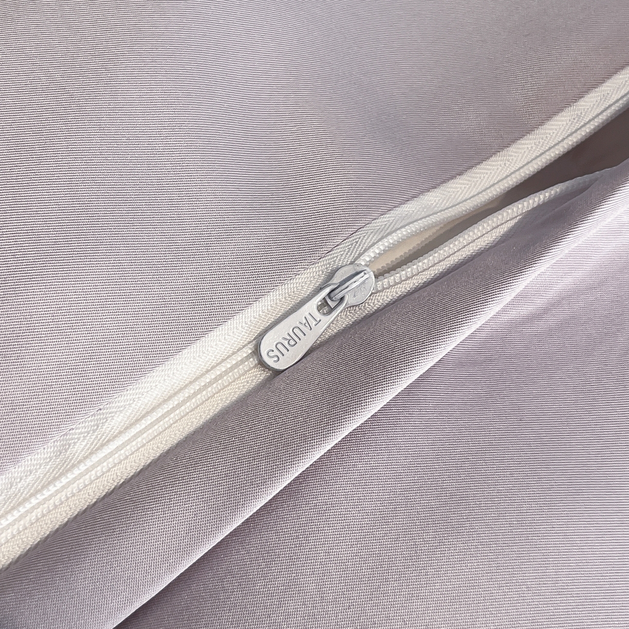 91家纺网 家纺一手货源 找家纺 金牛座家纺 2026新款细斜纹丝质重工刺绣四件套-嘉佰 嘉佰-浅紫