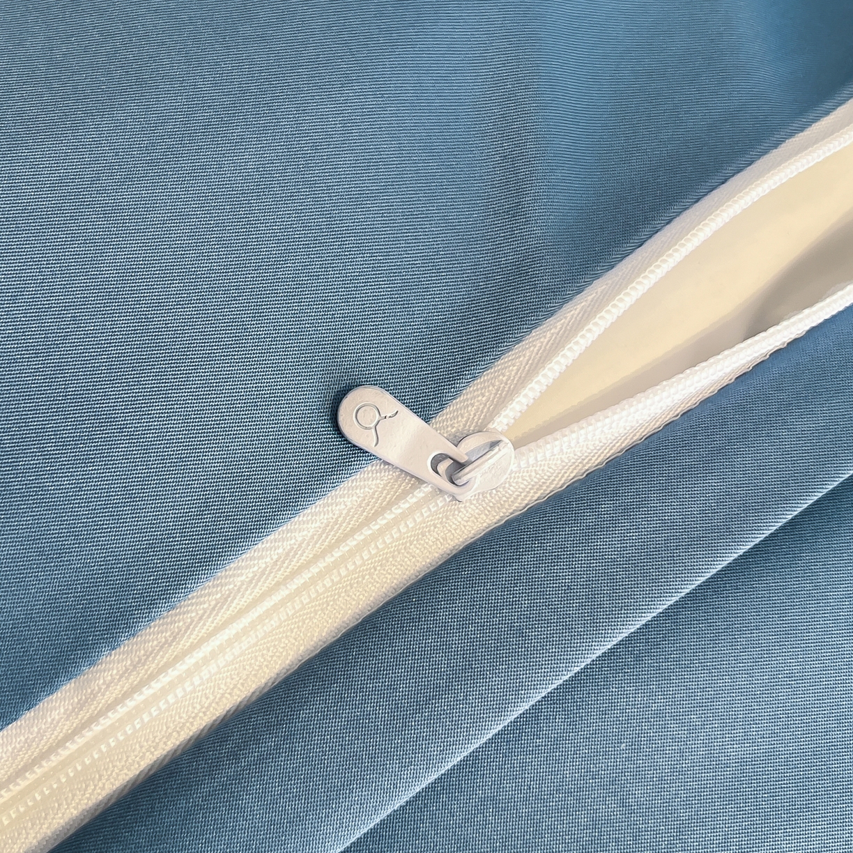 91家纺网 家纺一手货源 找家纺 金牛座家纺 2026新款细斜纹丝质重工刺绣四件套-嘉佰 嘉佰-精致蓝