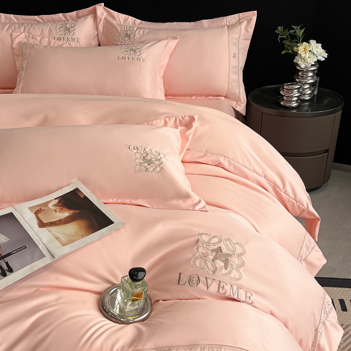 91家纺网 家纺一手货源 找家纺 金牛座家纺 2026新款细斜纹丝质重工刺绣四件套-嘉佰 嘉佰-浅粉