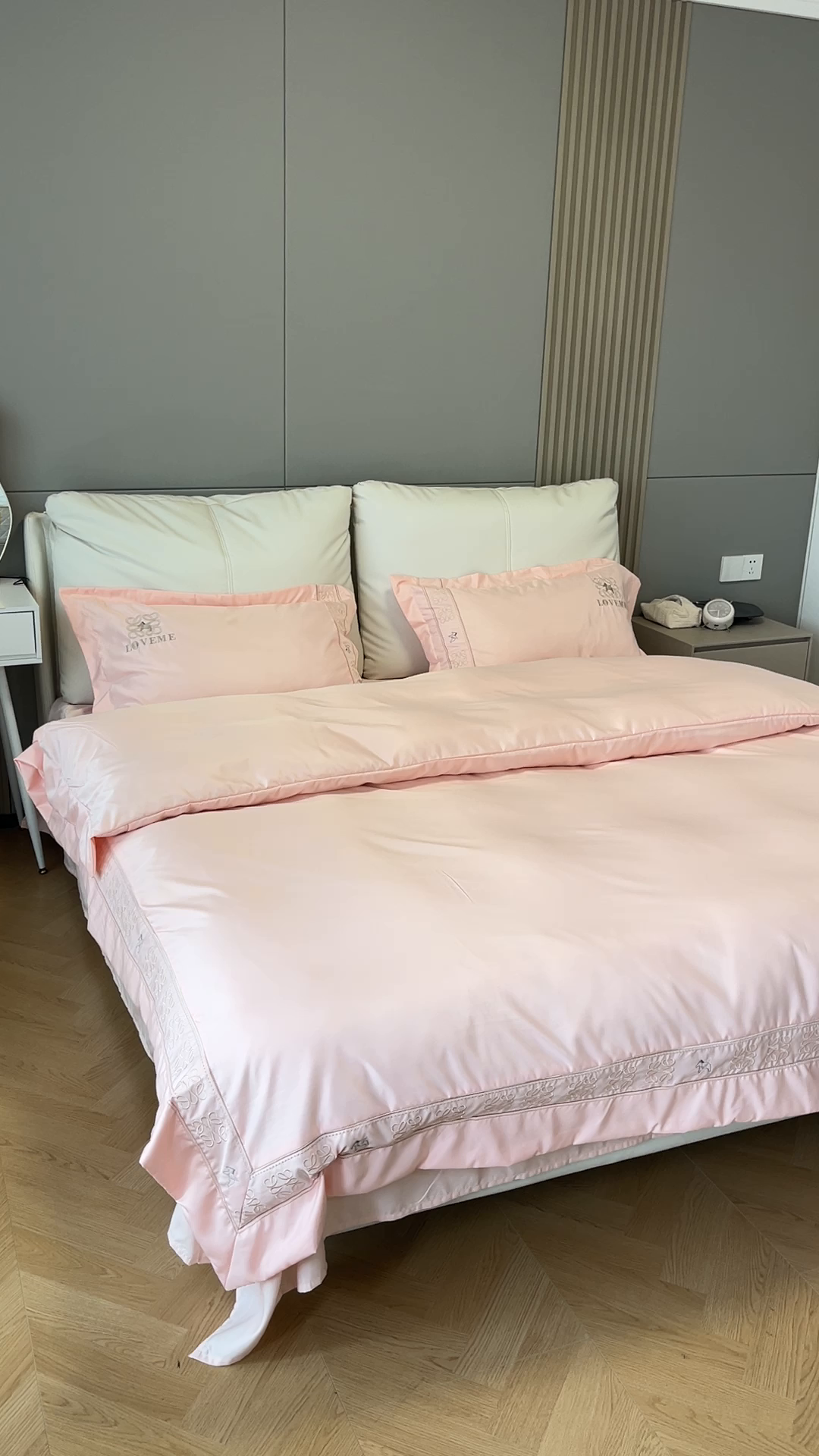 91家纺网 家纺一手货源 找家纺 金牛座家纺 2026新款细斜纹丝质重工刺绣四件套-嘉佰 嘉佰-浅粉