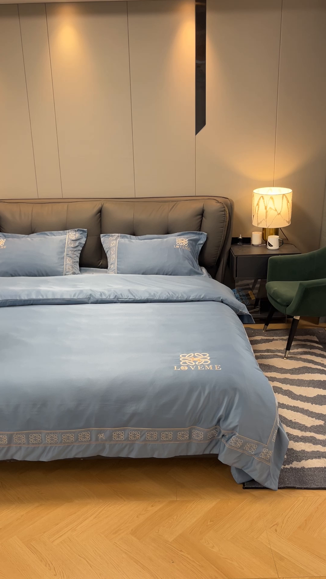 91家纺网 家纺一手货源 找家纺 金牛座家纺 2026新款细斜纹丝质重工刺绣四件套-嘉佰 嘉佰-精致蓝